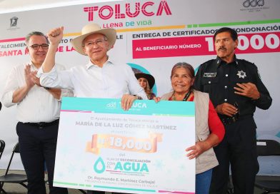 Entrega alcalde Raymundo Martínez el certificado 18,000 de condonación de adeudos del Agua de Toluca, Edoméx / @RaymundoMC @TolucaGob >>>