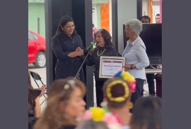 Un homenaje que conmueve: Ana Castro reconoce la inefable huella de la señora Robles en la zona oriente de Tultitlán  / @25_27Tultitlan >>>