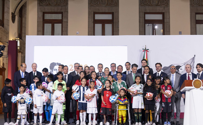 Claudia Sheinbaum anuncia un nuevo legado deportivo con escuelas de futbol para la niñez mexicana / @Claudiashein @GobiernoMX >>>