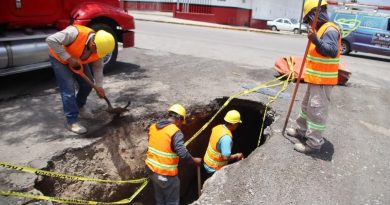 Gobierno de Cuautitlán Izcalli coordina a Operagua para reparar socavón en Michael Faraday / @daniel_ser @GobIzcalli >>>