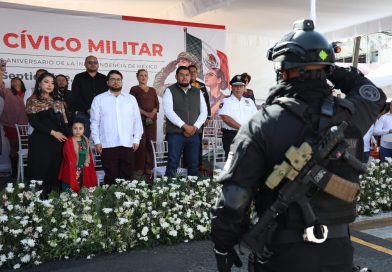Isaac Montoya Márquez encabeza multitudinario desfile cívico‑militar en Naucalpan en un acto suntuoso; reúne a cerca de 15 000 asistentes / @isaacsolar @GobNau >>>