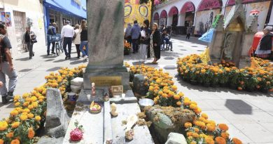 El Panteón de la Soledad cobra vida en el corazón de Toluca durante el Alfeñique / @rimoba @TolucaGob >>>